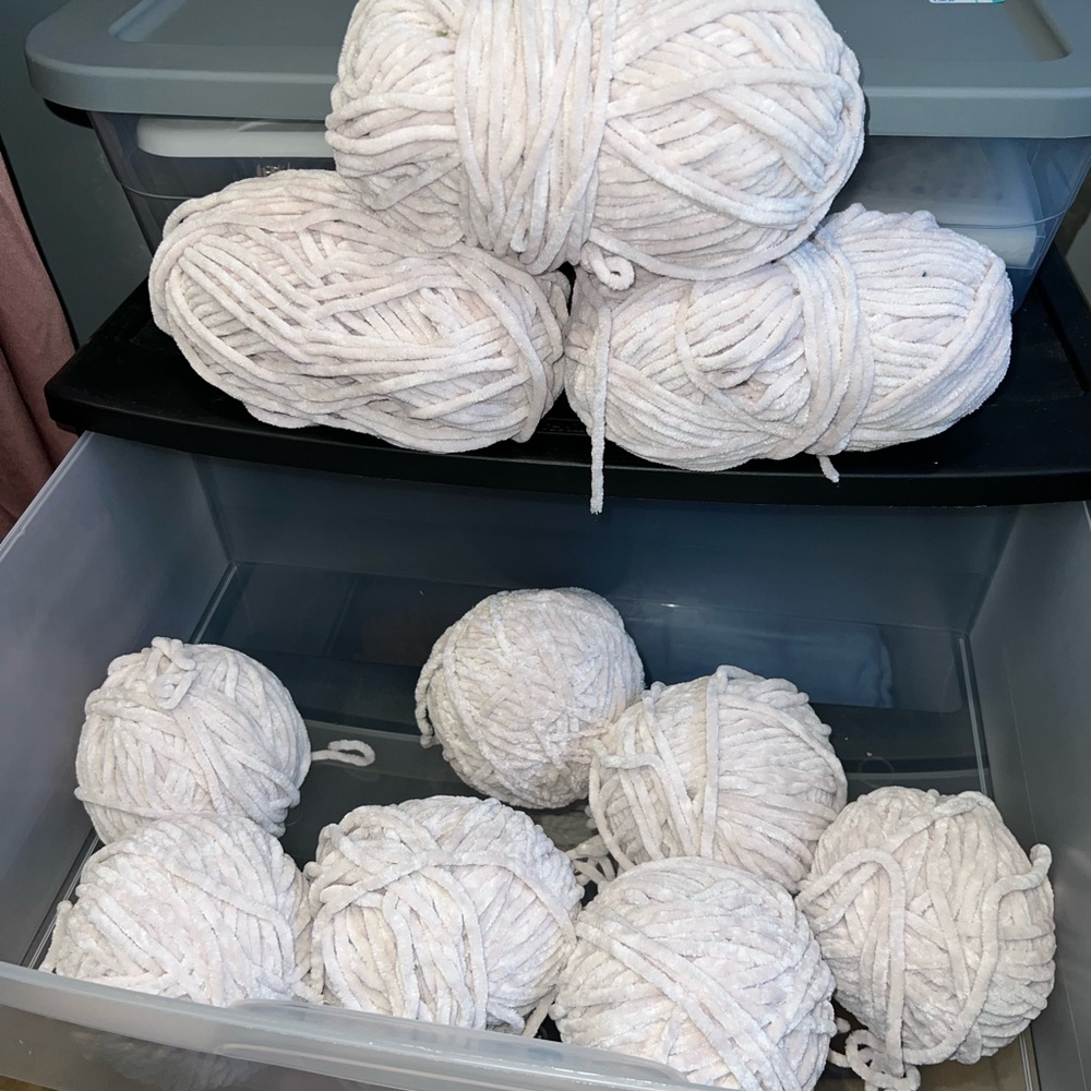 10 Skeins Alize Velluto Soft Chenille Yarn – Cream/White – Brand New